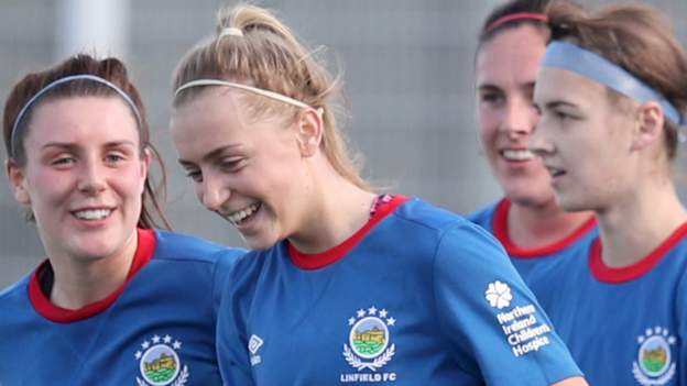 Linfield lift Women's Premiership trophy - BBC Sport