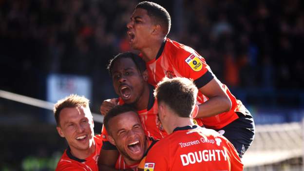 Luton come from behind to beat Blackpool