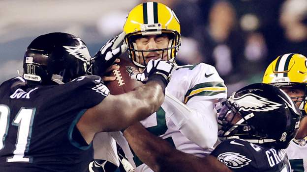 Rodgers out injured as Eagles beat Packers