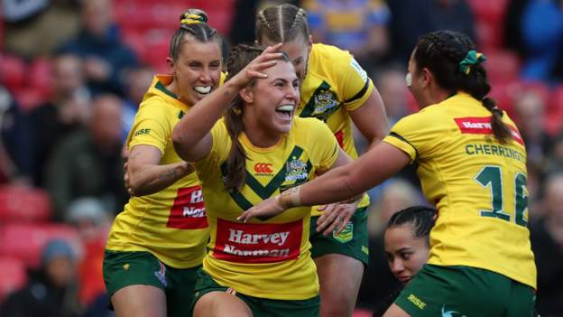 澳大利亞54-4新西蘭。布拉德-唐納德的球隊贏得了創紀錄的第三屆女子橄欖球聯盟世界盃冠軍