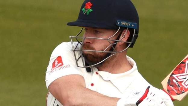 Steven Croft: Lancashire striker signs new one-year contract