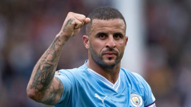 Walker signs Man City contract extension to 2026