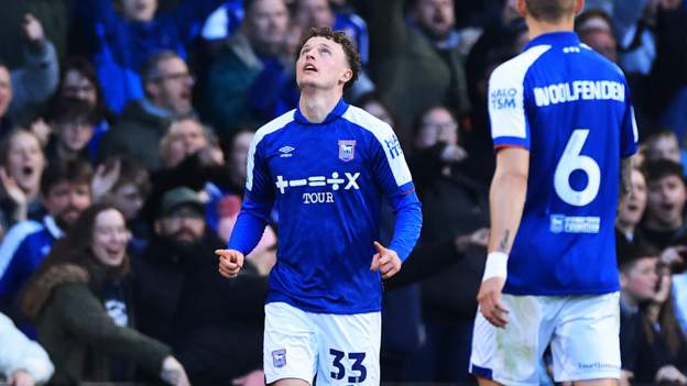 Ipswich top after last-gasp winner against 10-man Southampton