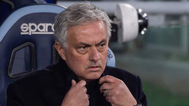 Roma sack Mourinho and appoint ex-captain De Rossi