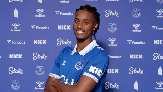 Everton sign teenage striker Chermiti for £15m