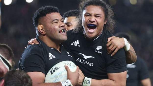 New Zealand 40-14 Australia: All Blacks close in on Rugby Championship crown