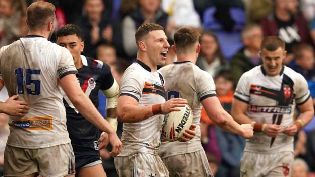 Williams leads England to 11-try win over France