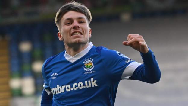 Linfield and Reds win to close gap on leaders Larne