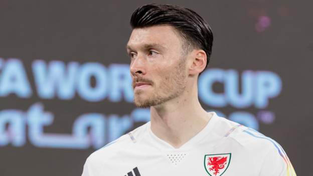 VM 2022: Wales» Kieffer Moore har som mål å begrense oppgangen med start mot Iran