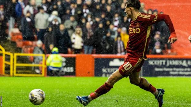 Aberdeen stun Hearts to ease pressure on Robson