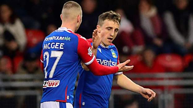 Linfield go top after last-gasp win over Crues