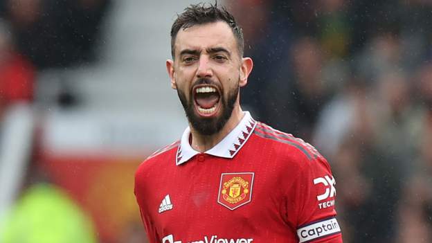 Fernandes hits winner for Man Utd against Villa