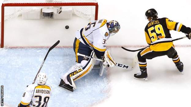 Jake Guentzel scores for Pittsburgh Penguins