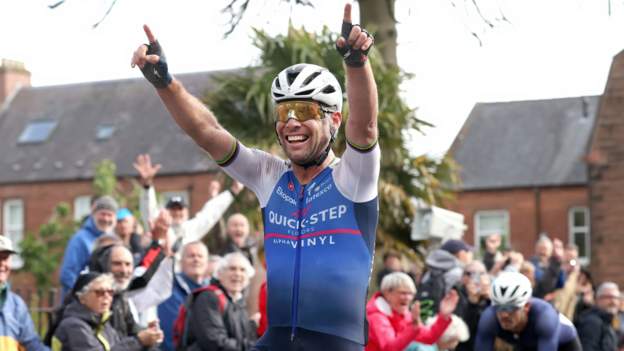 Cavendish edges sprint to claim British road title