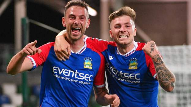 Linfield extend lead at the top, Larne beat Carrick