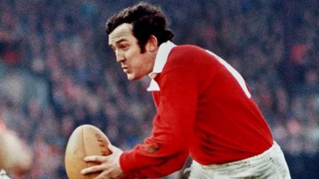 Phil Bennett: Fly-half scoops Wales' greatest try accolade - BBC Sport