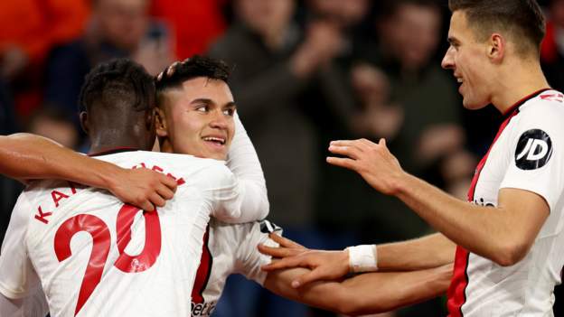 Southampton off bottom with win over Leicester