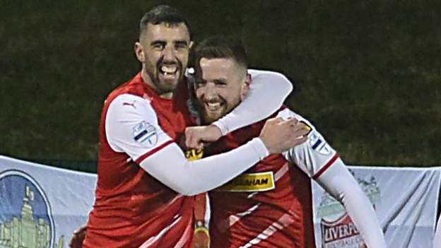 Cliftonville go top as Glenavon beat Crusaders