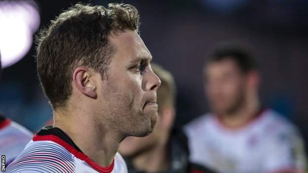 Darren Cave muestra su decepción después de que su carrera terminó en mayo pasado en la semifinal Pro14 contra Glasgow