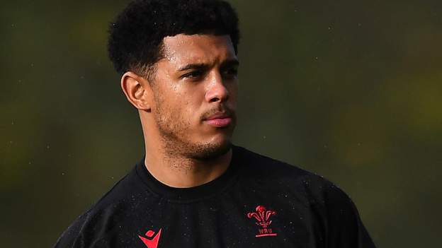 Rio Dyer: Dragons wing to make Wales debut against New Zealand