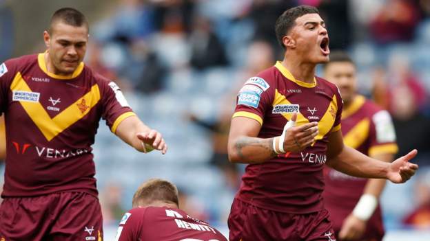 Giants edge Rhinos to keep faint play-off bid on