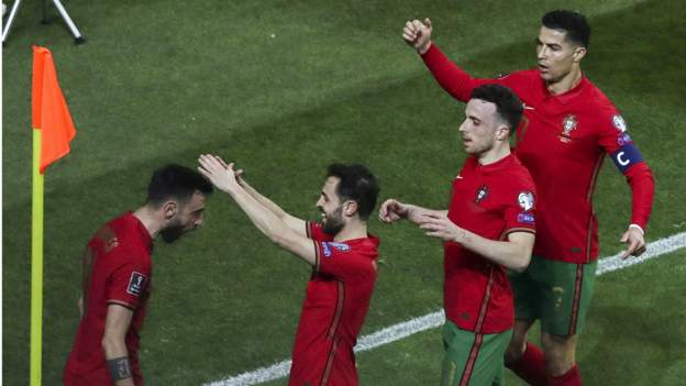 Fernandes sends Portugal to World Cup