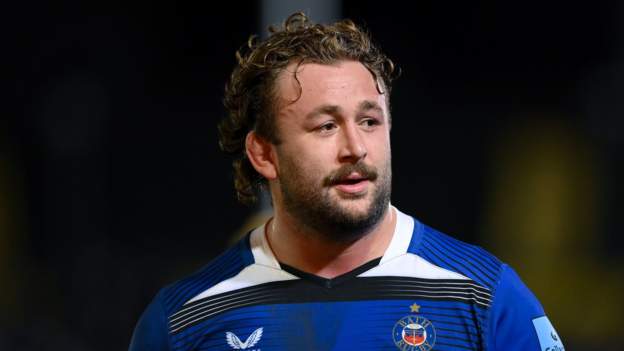 England prop Stuart to stay at Bath