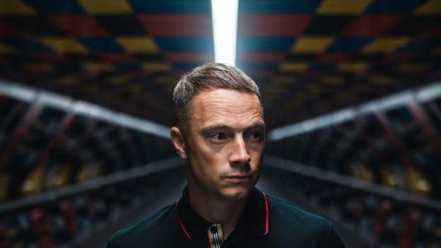 Prediksi Perserikatan Premier: Lawro v drum dan bass DJ dan Ukiran penggemar Arsenal thumbnail