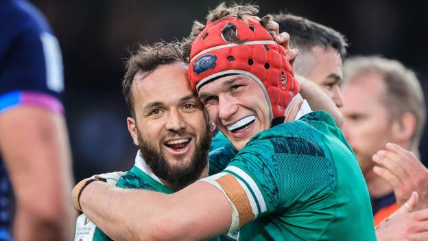 Irish clinch Triple Crown and keep title race alive