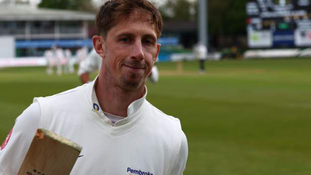 Sussex's Simpson hits 205 to stun Leicestershire