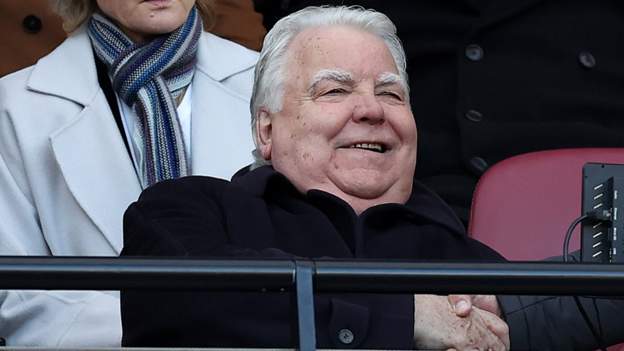 Everton: Chairman Bill Kenwright has cancerous tumour removed from liver