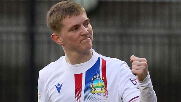 Linfield beat 10-man Glenavon to return top again