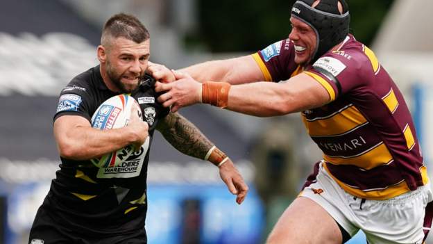 Super League play-offs: Huddersfield Giants 0-28 Salford Red Devils