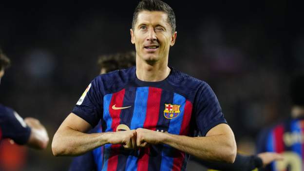 Lewandowski helps Barcelona go eight points clear