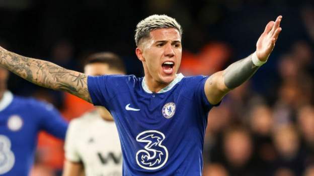Fernandez makes debut as Chelsea held by Fulham