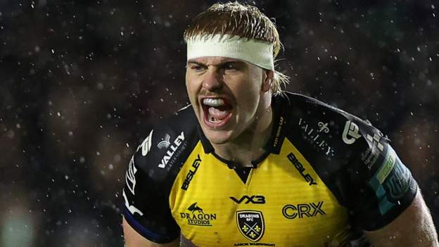 Wales back row Wainwright signs new Dragons deal