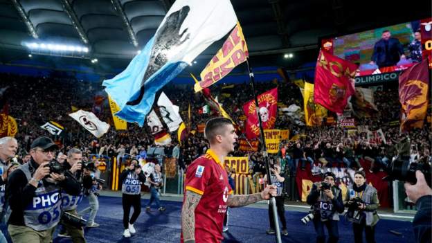 Roma's Mancini investigated for Lazio 'rat' flag
