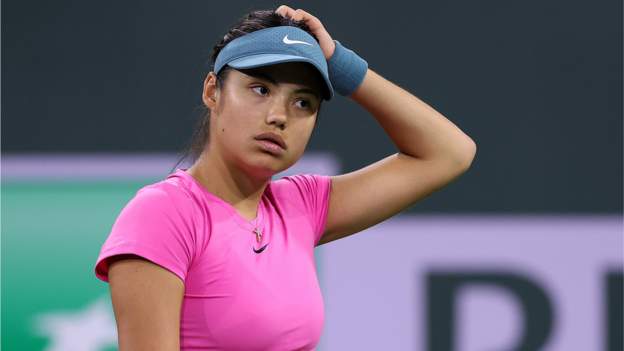 Indian Wells: Emma Raducanu beaten by Iga Swiatek in fourth round - BBC Sport