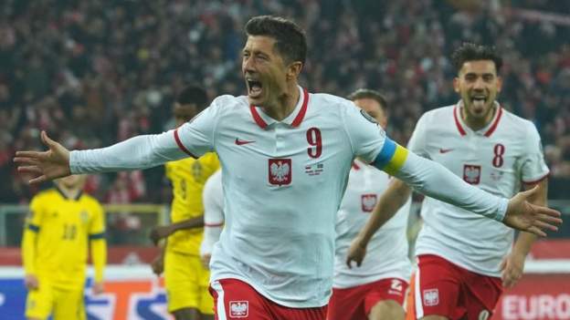 Lewandowski helps Poland reach Qatar