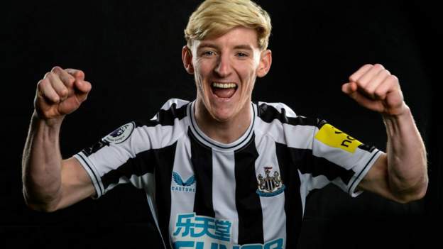 Newcastle sign Everton forward Gordon in £45m deal
