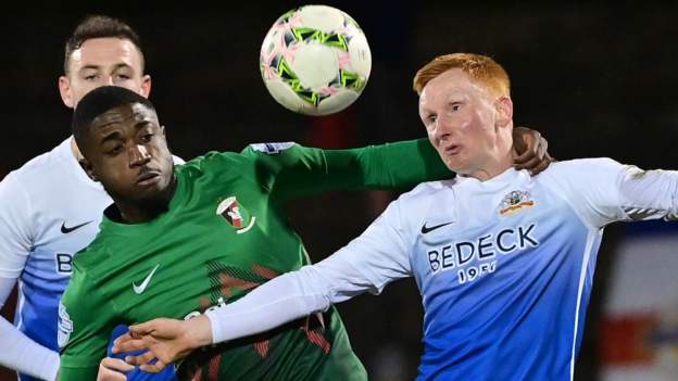 McGinn injured as Glens held by 10-man Glenavon