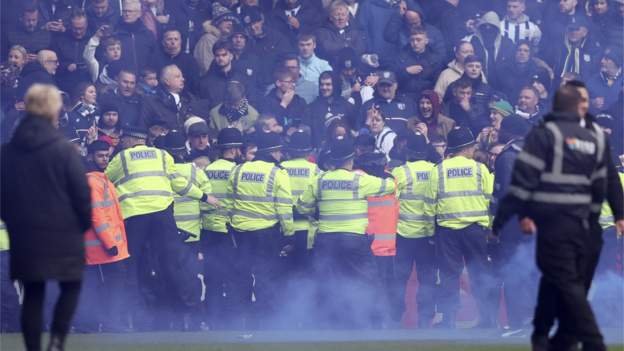 West Brom-Wolves stopped for 38 minutes over crowd trouble