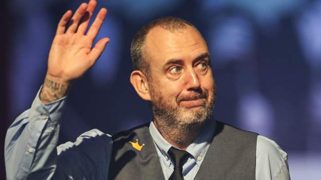 Masters snooker 2022: Mark Williams knocks out defending champion Yan Bingtao