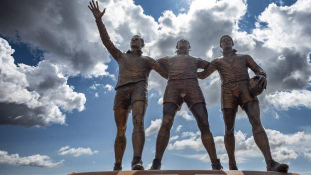 'Long overdue' - statue unveiled to Welsh rugby pioneers
