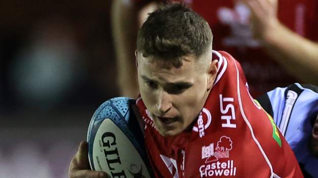 Dragons sign scrum-half Blacker from Scarlets