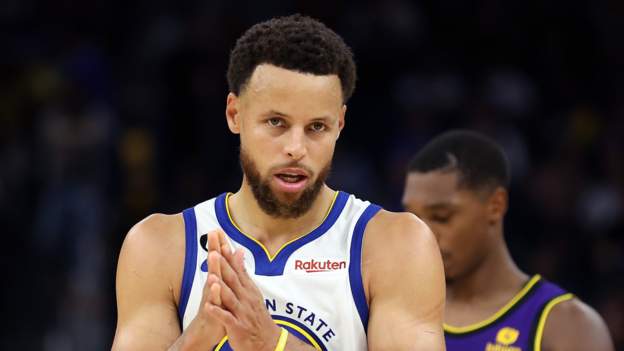 NBA: Stephen Curry scores 33 points as Warriors beat Lakers in season opener