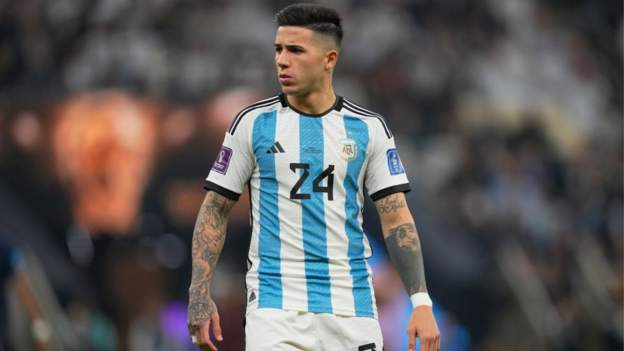 Chelsea continue talks with Benfica for Fernandez