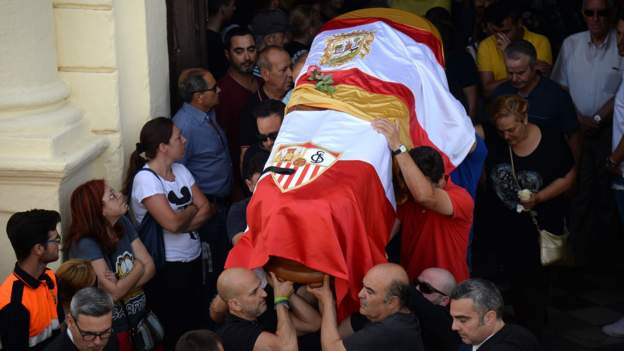 Jose Antonio Reyes' funeral held in hometown of Utrera as hundreds of  mourners pay their respects, London Evening Standard