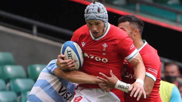 Wales draw 20-20 with 14-man Argentina