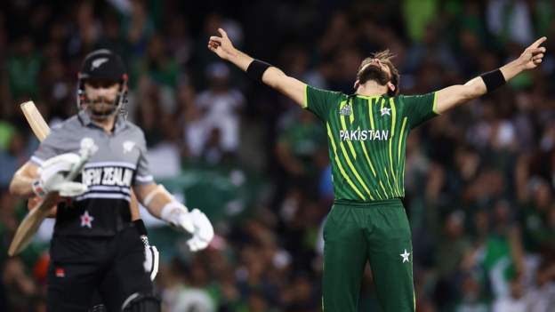 Pakistan dismantle New Zealand to reach World Cup final